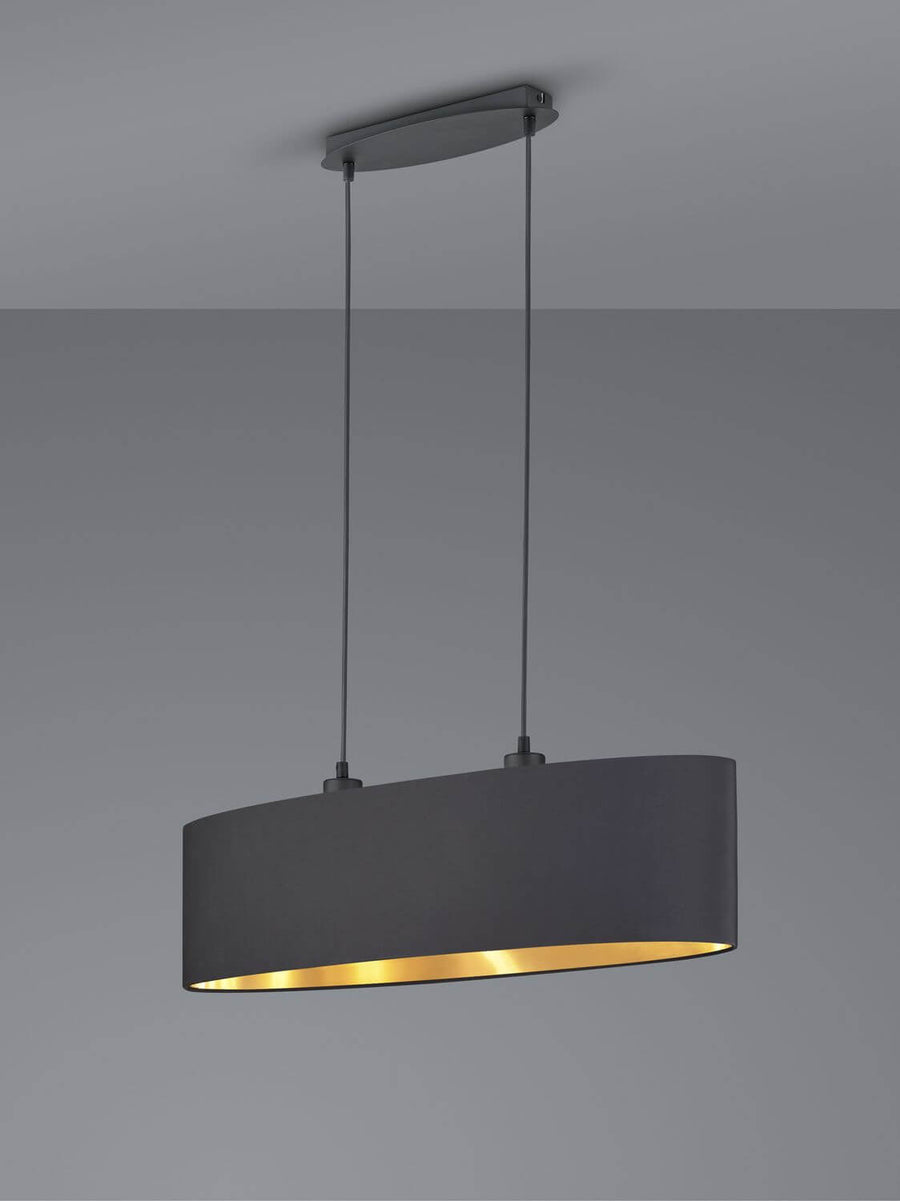 Autre angle de la suspension ovale noire, câbles fins et abat-jour tissu, intérieur doré.