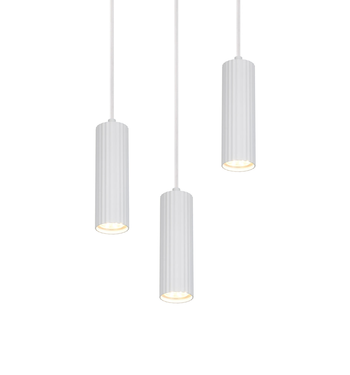 Les trois cylindres blancs cannelés allumés diffusant une lumière chaude vers le bas