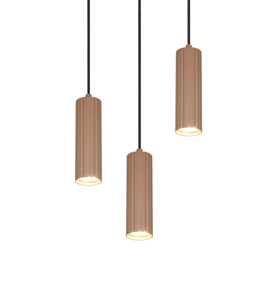 Trois abat-jours cylindriques allumés, lumière chaude visible au bas.
