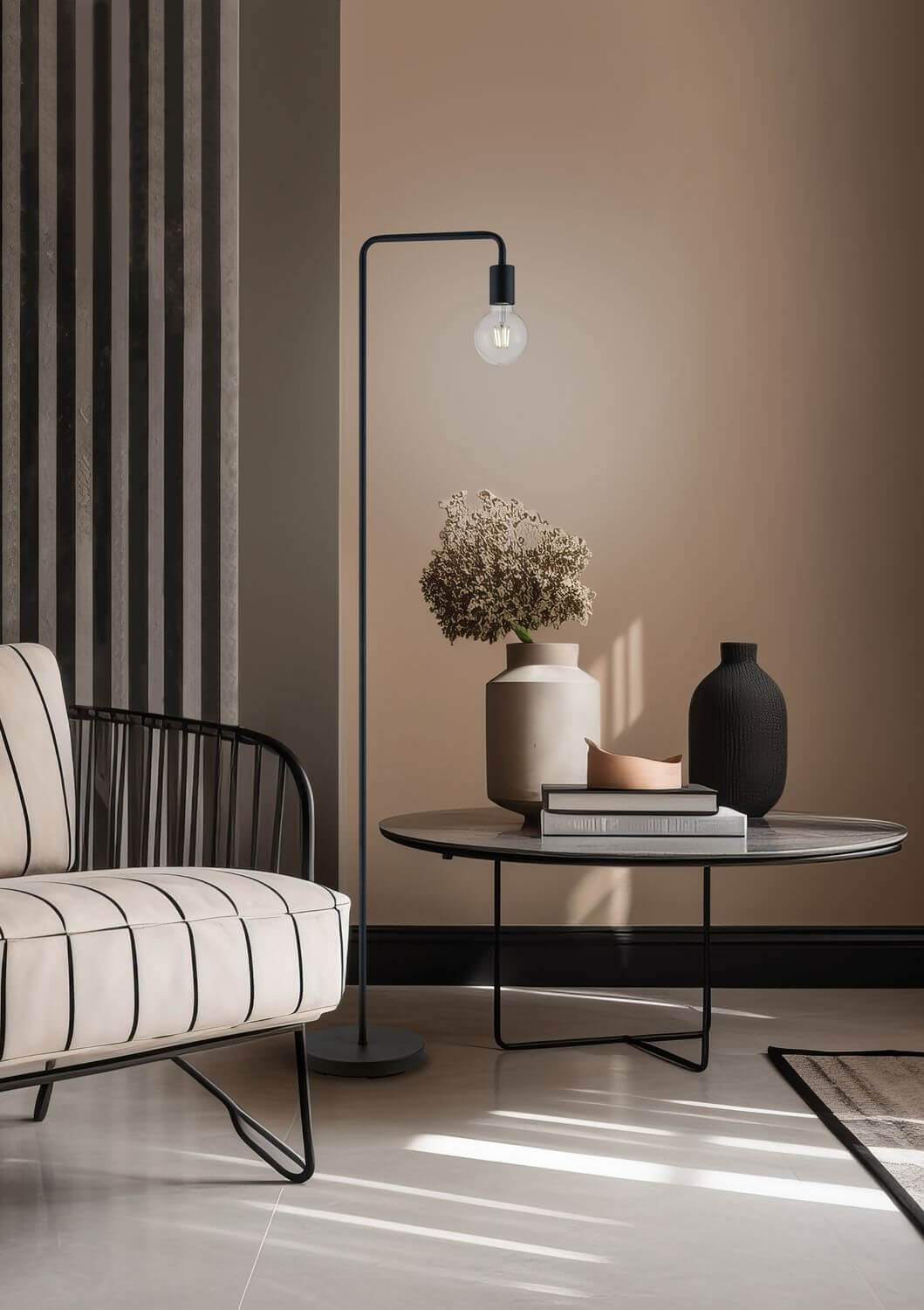 Mise en ambiance du lampadaire noir mat dans un intérieur beige avec vase et ombres