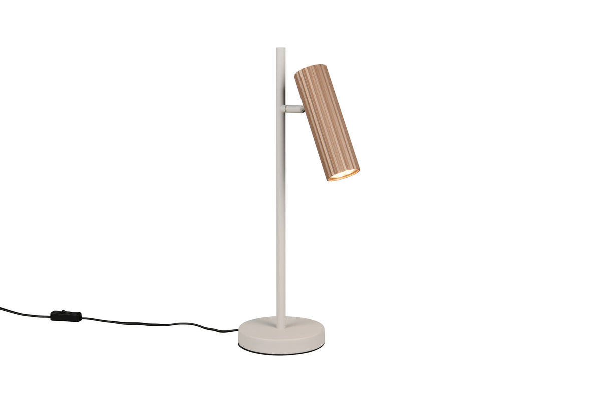 Lampe à poser de profil avec base ronde, tige blanche et abat-jour cylindrique en bois.