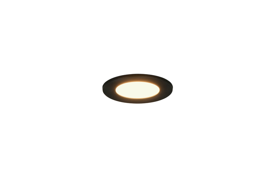 Spot allumé en lumière chaude, halo doré diffusé par le diffuseur blanc