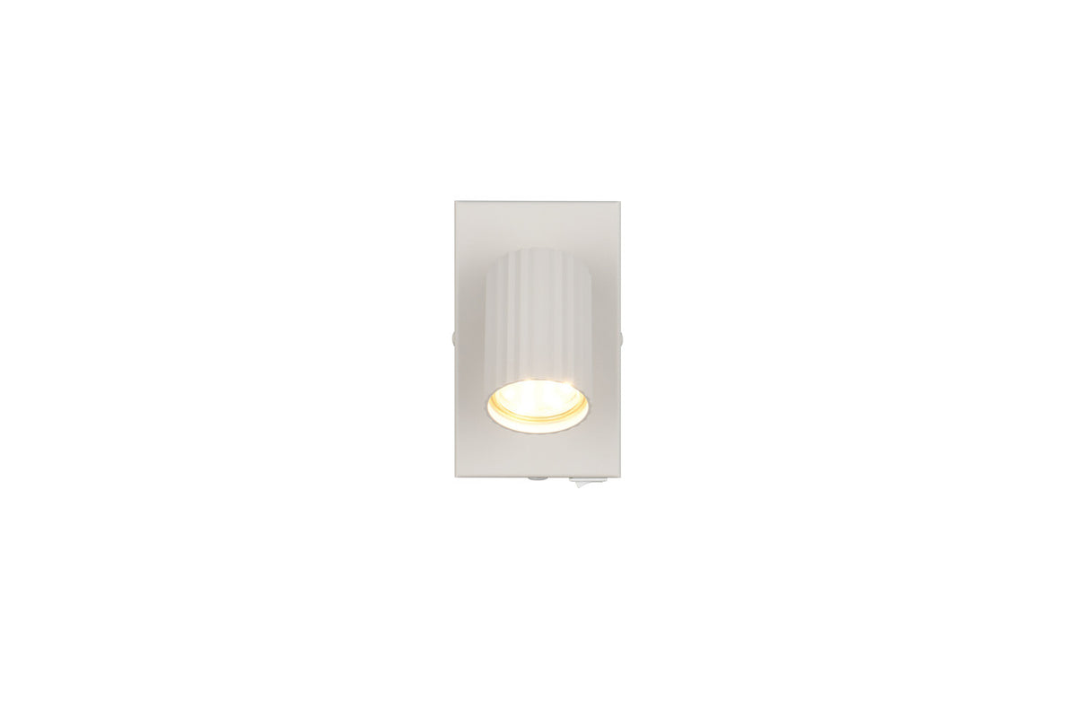 Vue frontale du spot blanc allumé diffusant une lumière chaude et enveloppante.