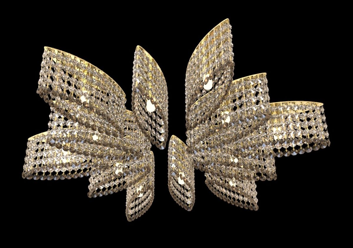 Plafonnier doré aux pétales de cristal évoquant un papillon, vu de face