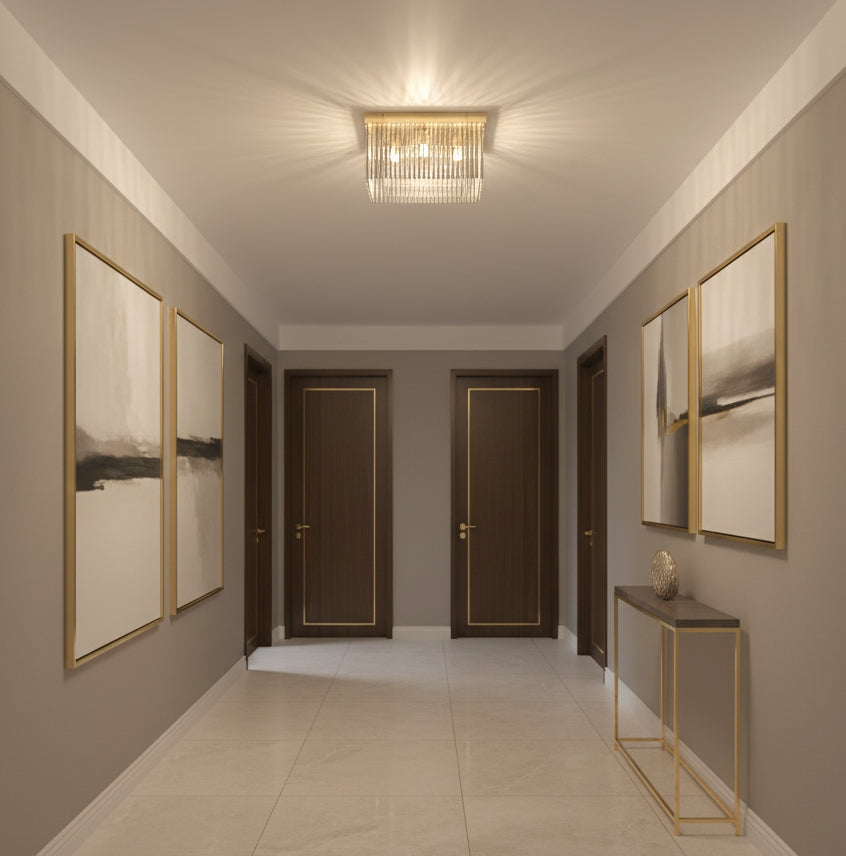 Mise en ambiance dans un couloir beige avec le plafonnier allumé au plafond.