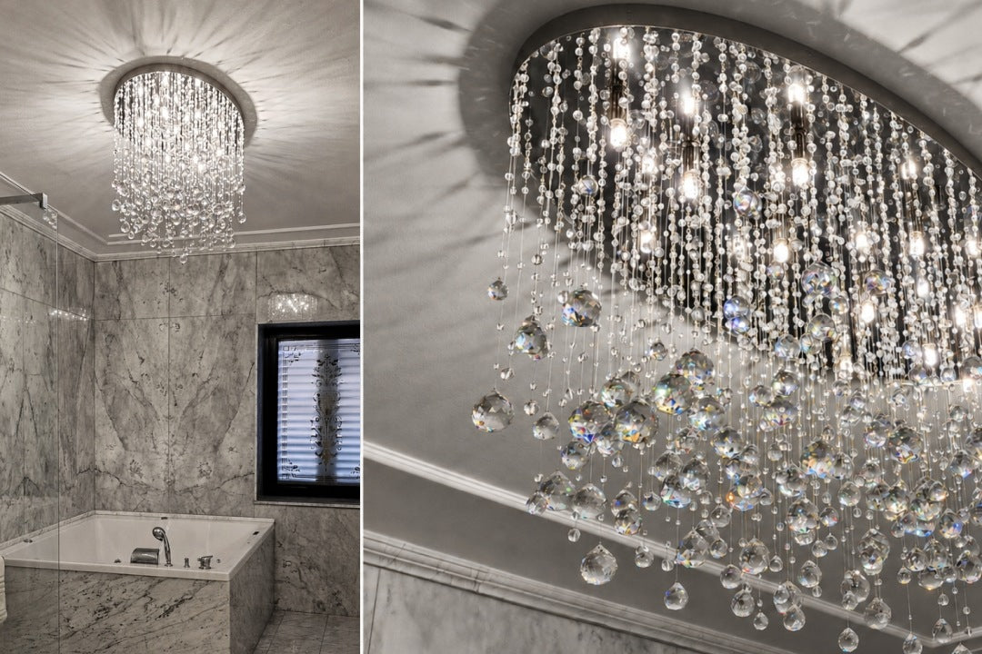 Lustre installé au plafond dans une salle de bain, reflets sur le marbre.