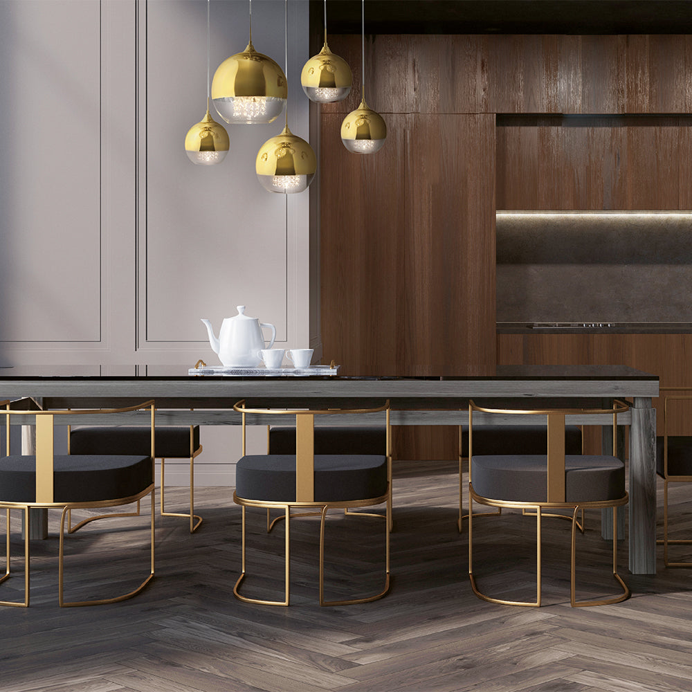 Mise en ambiance du luminaire doré au-dessus d'une table de salle à manger en bois