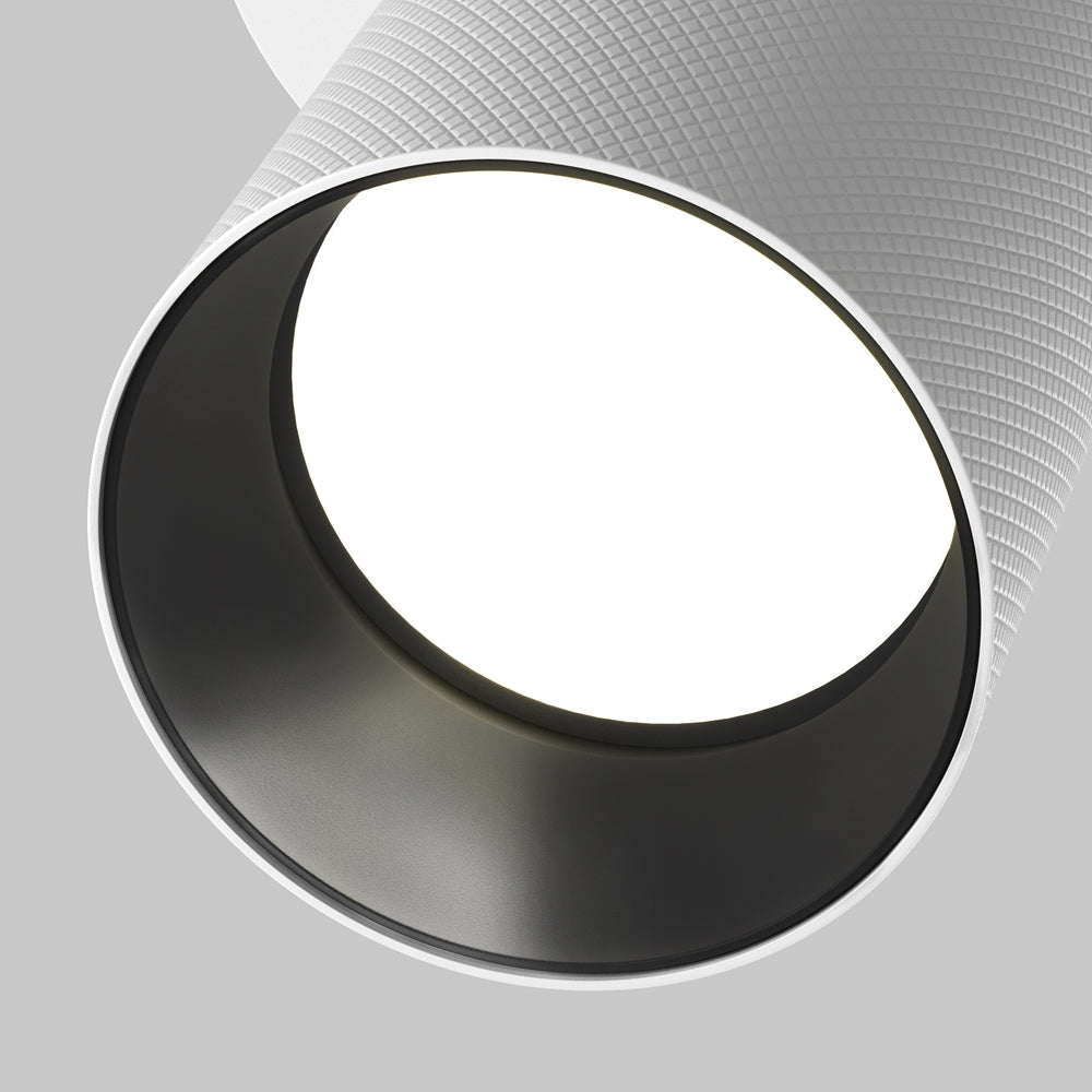 Gros plan sur l'ouverture du spot, intérieur noir et diffuseur LED blanc, texture quadrillée.