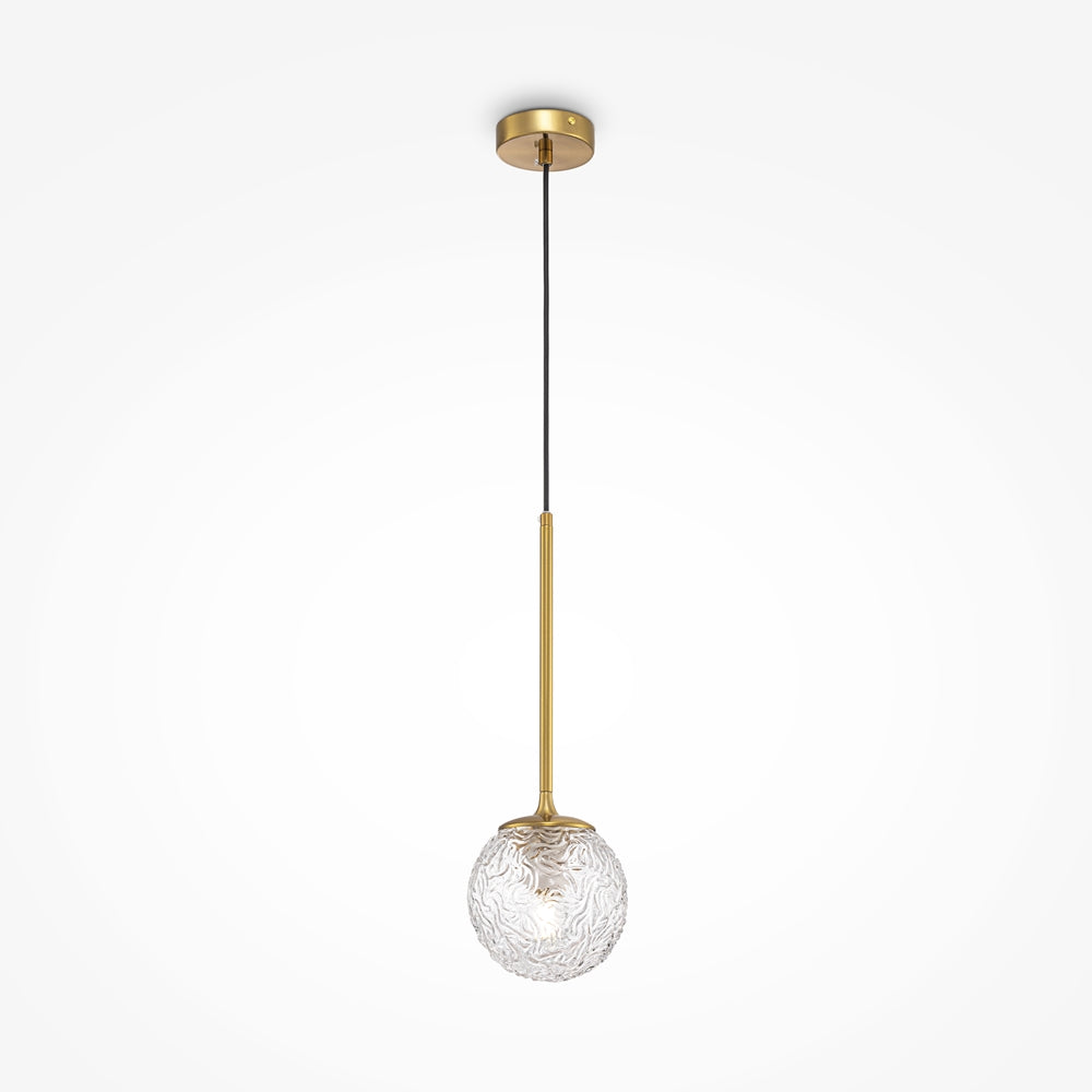 Vue d'ensemble du luminaire suspendu doré avec son câble noir et son globe de verre