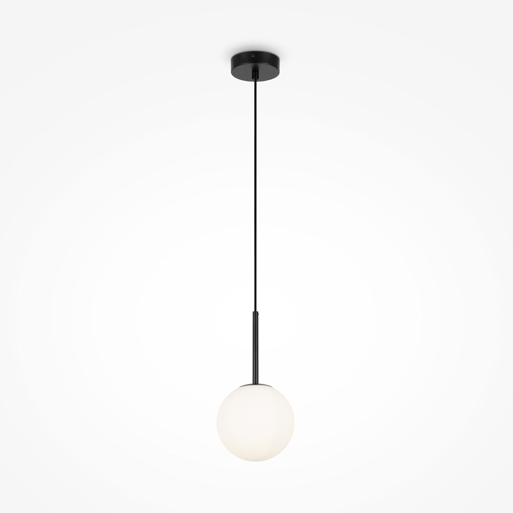 Vue de face du luminaire suspendu noir avec sa sphère de verre opalin