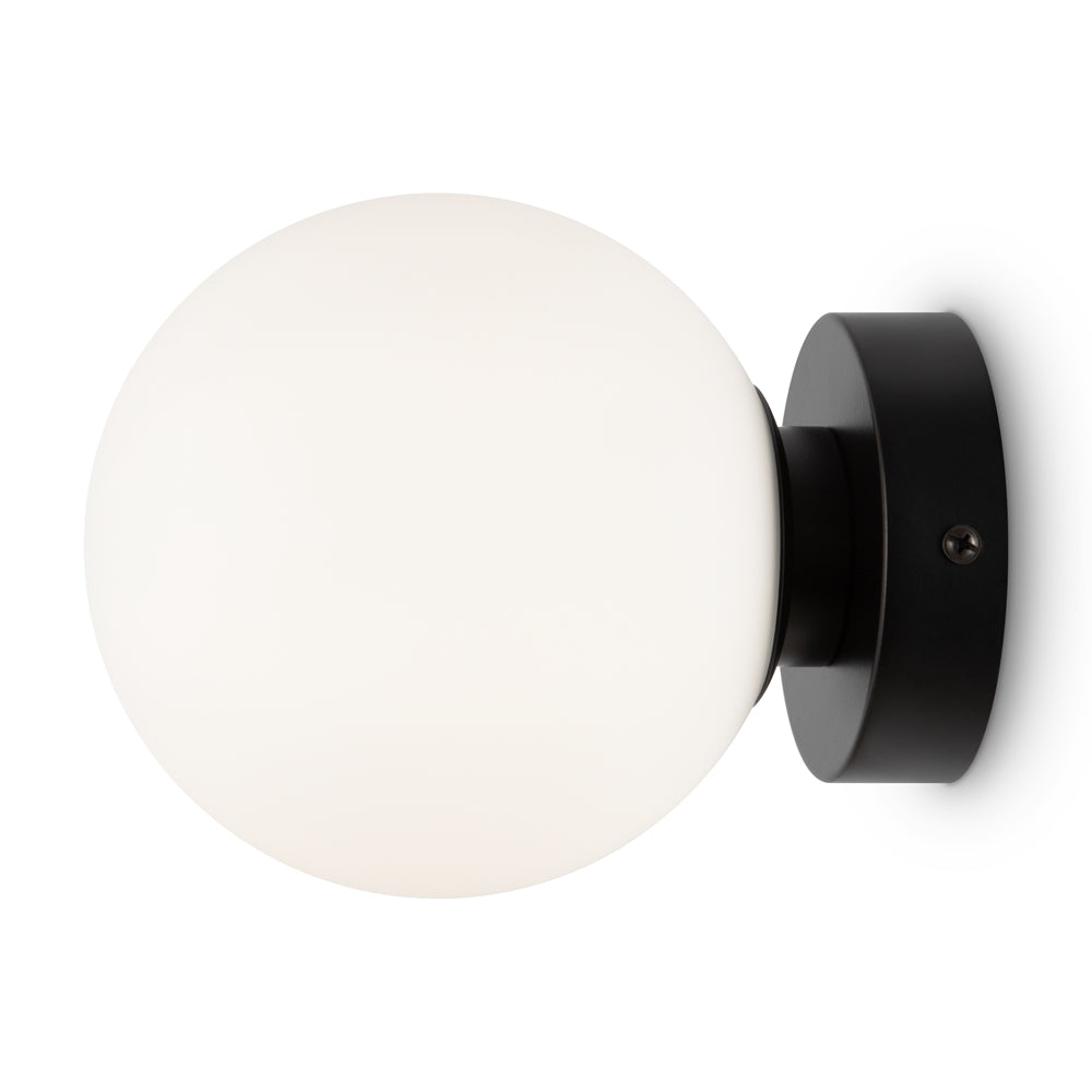 Profil d'une applique murale noire avec diffuseur sphérique en verre blanc