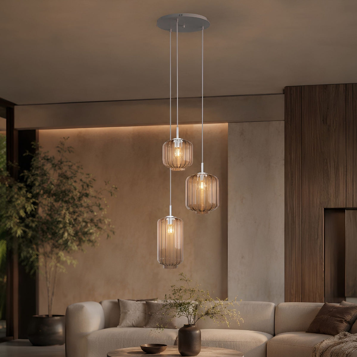 Vue d'ensemble du luminaire suspendu au-dessus d'un salon, trois verres de tailles différentes