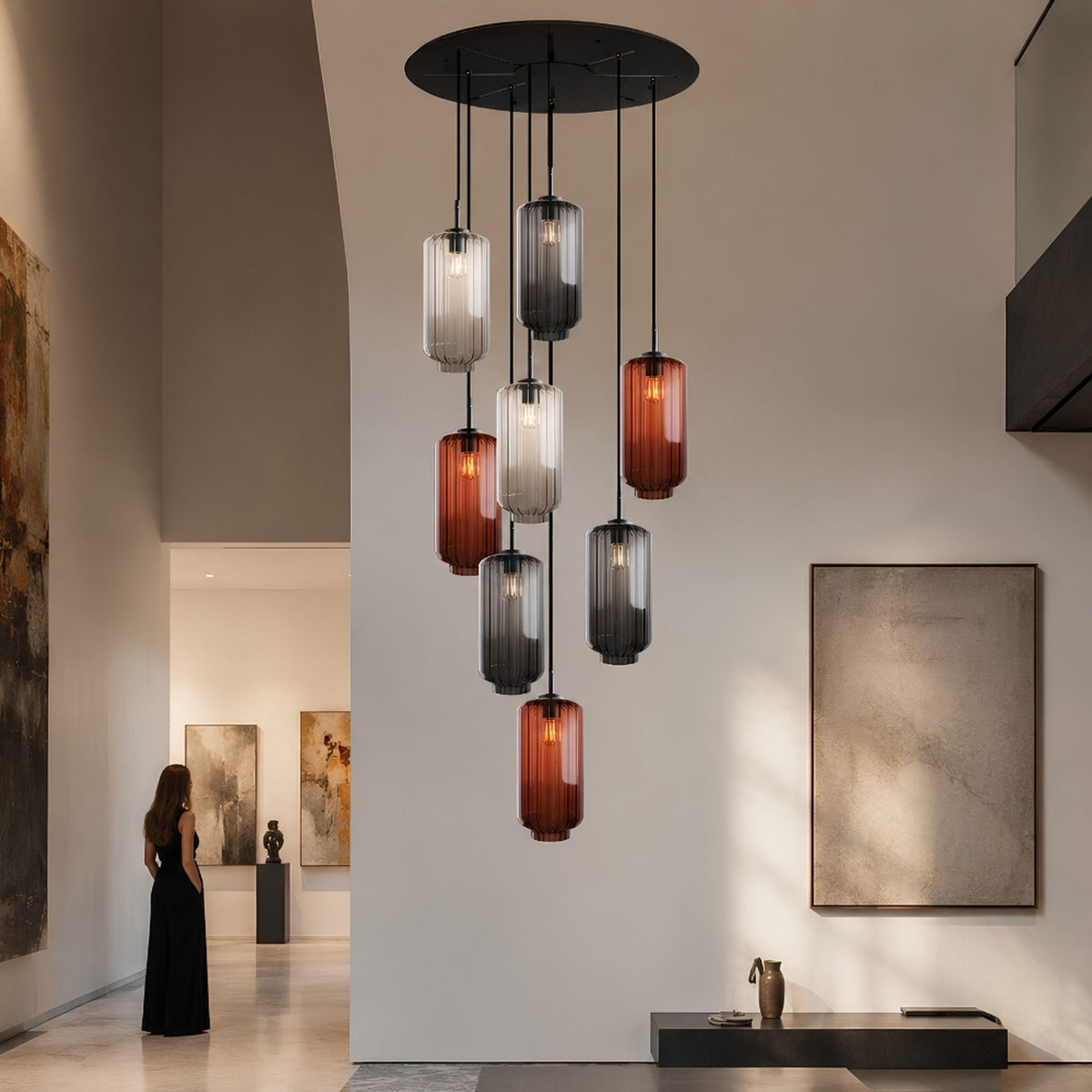 Suspension installée dans un grand volume, huit verres colorés en cascade