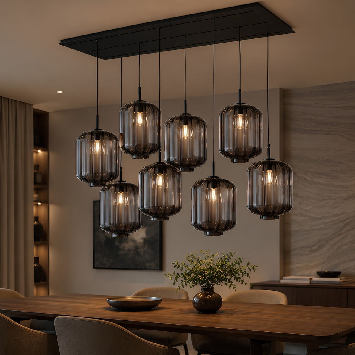 Suspension huit verres fumés cylindriques cannelés au-dessus d'une table en bois en intérieur