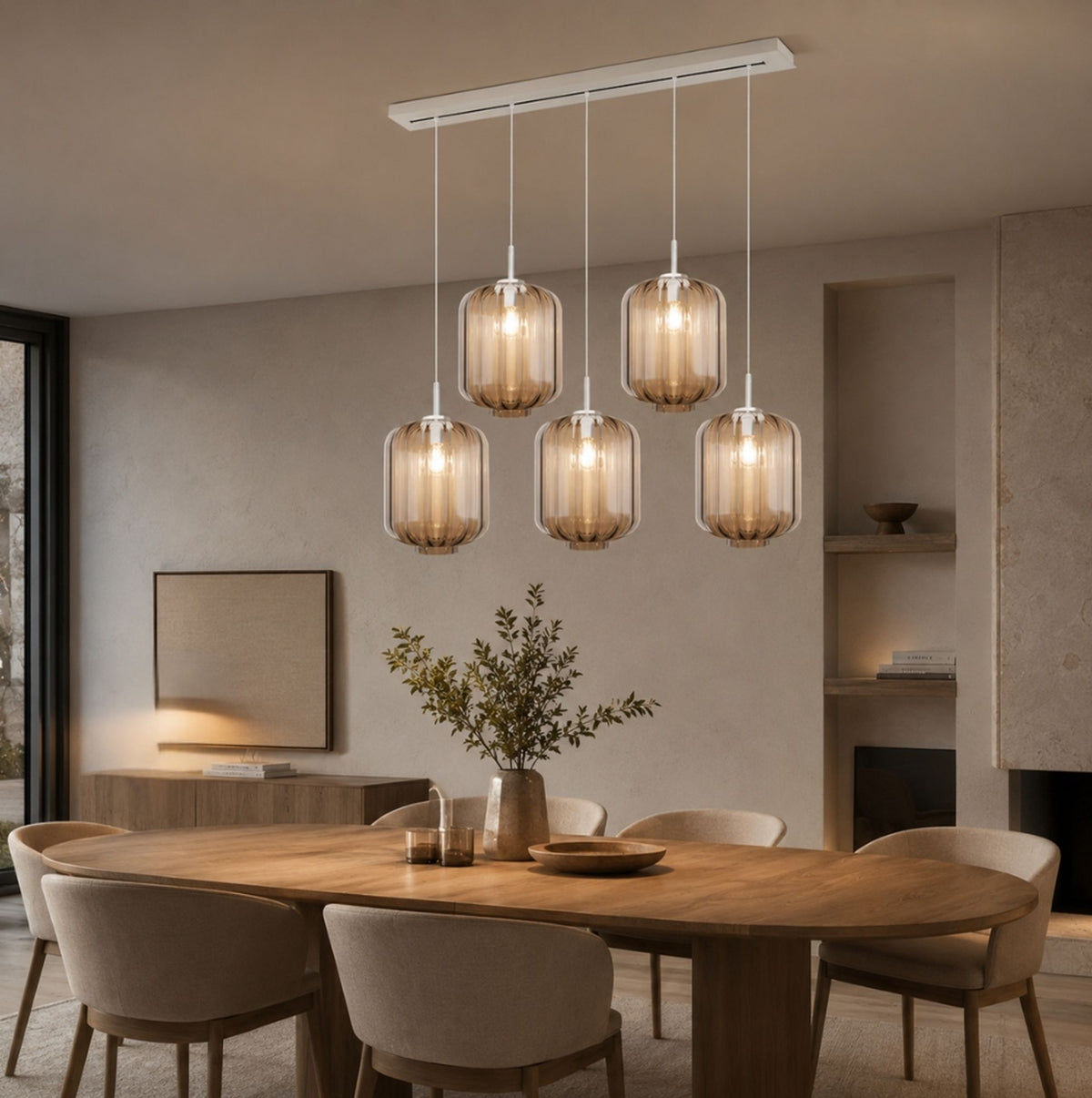 Suspension allumée au-dessus d'une table ovale en bois, ambiance salle à manger chaleureuse