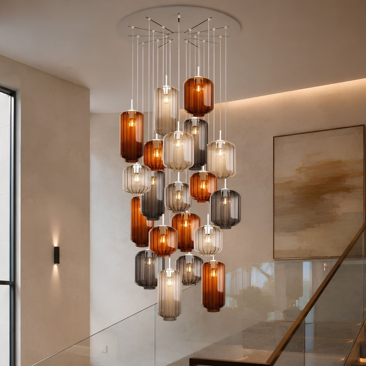 Suspension à vingt verres colorés installée dans un hall avec escalier moderne