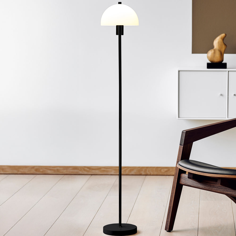 Lampadaire Vienda, noir et verre opale