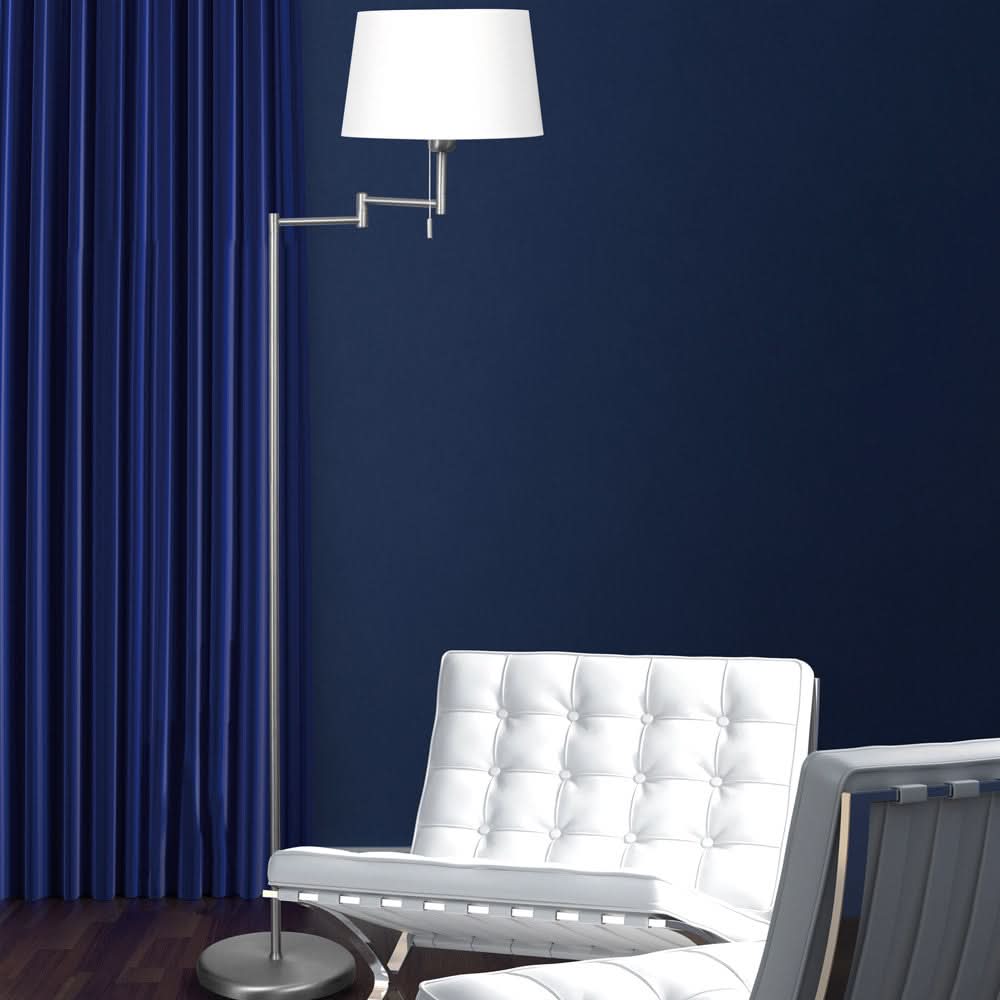 Ambiance intérieure bleue avec lampadaire allumé, fauteuil blanc et rideaux.
