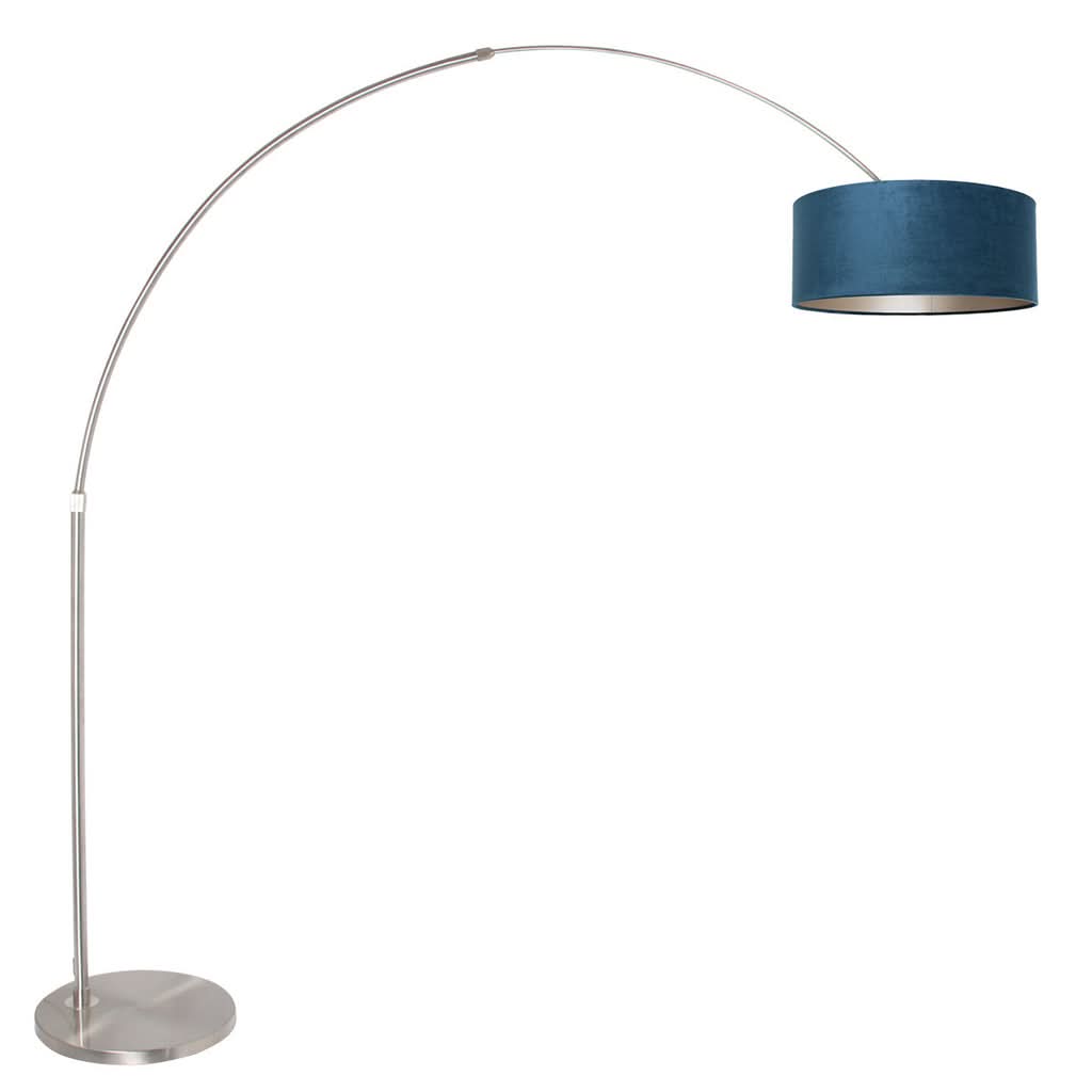 Lampe arquée complète sur fond blanc, abat-jour cylindrique bleu et tige courbée en acier inoxydable.