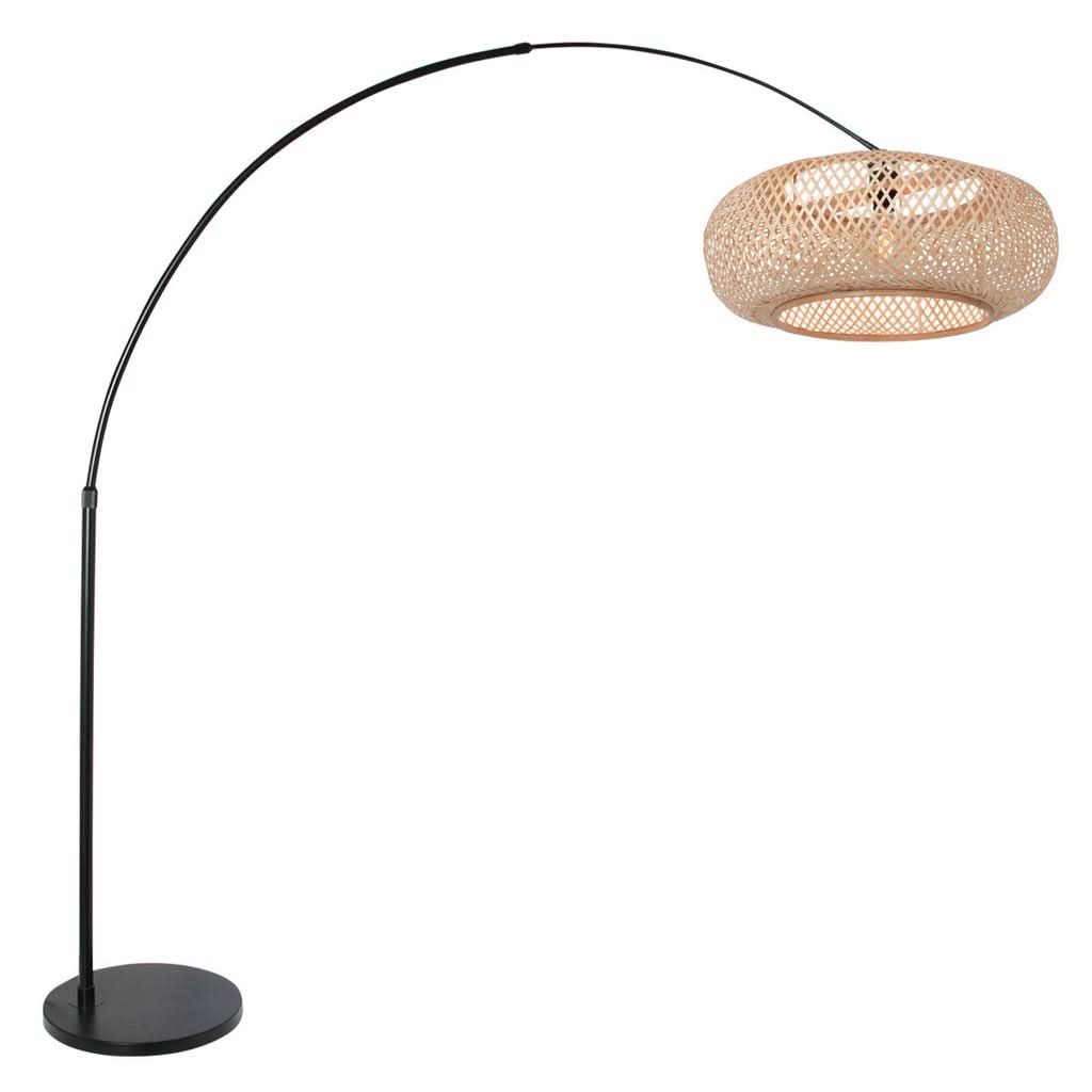 Vue d'ensemble du lampadaire arquée noir avec abat-jour en bambou tressé naturel