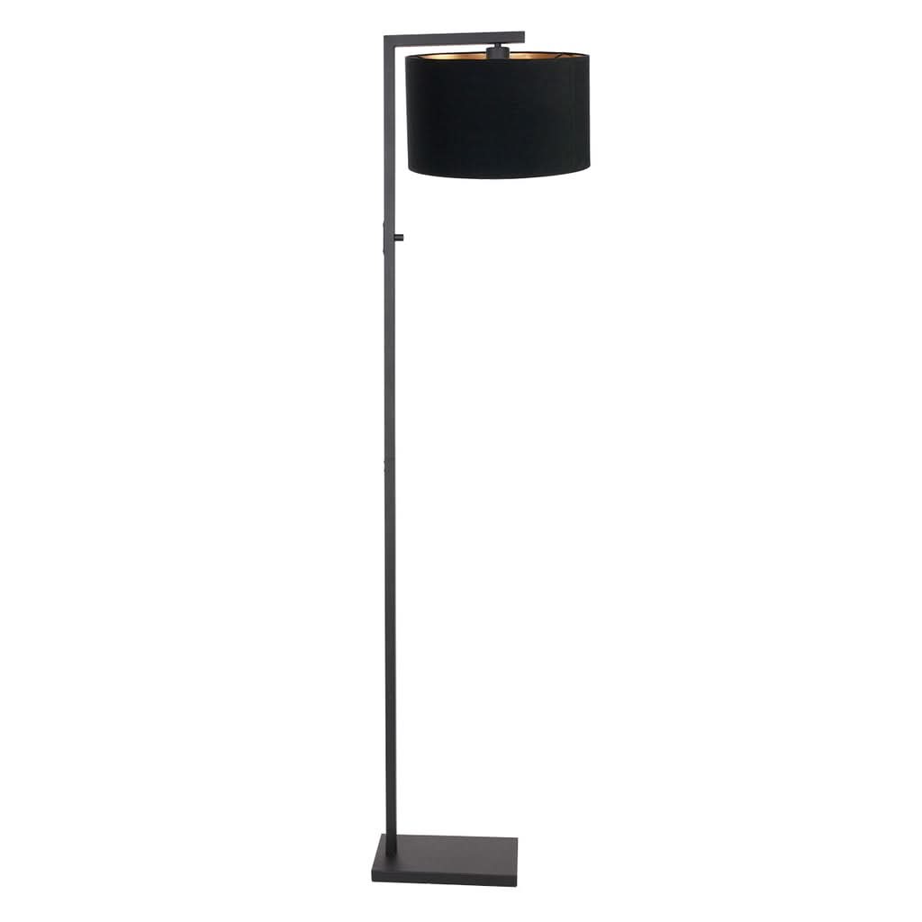 Vue de face d'un lampadaire noir à abat-jour cylindrique et structure métallique.