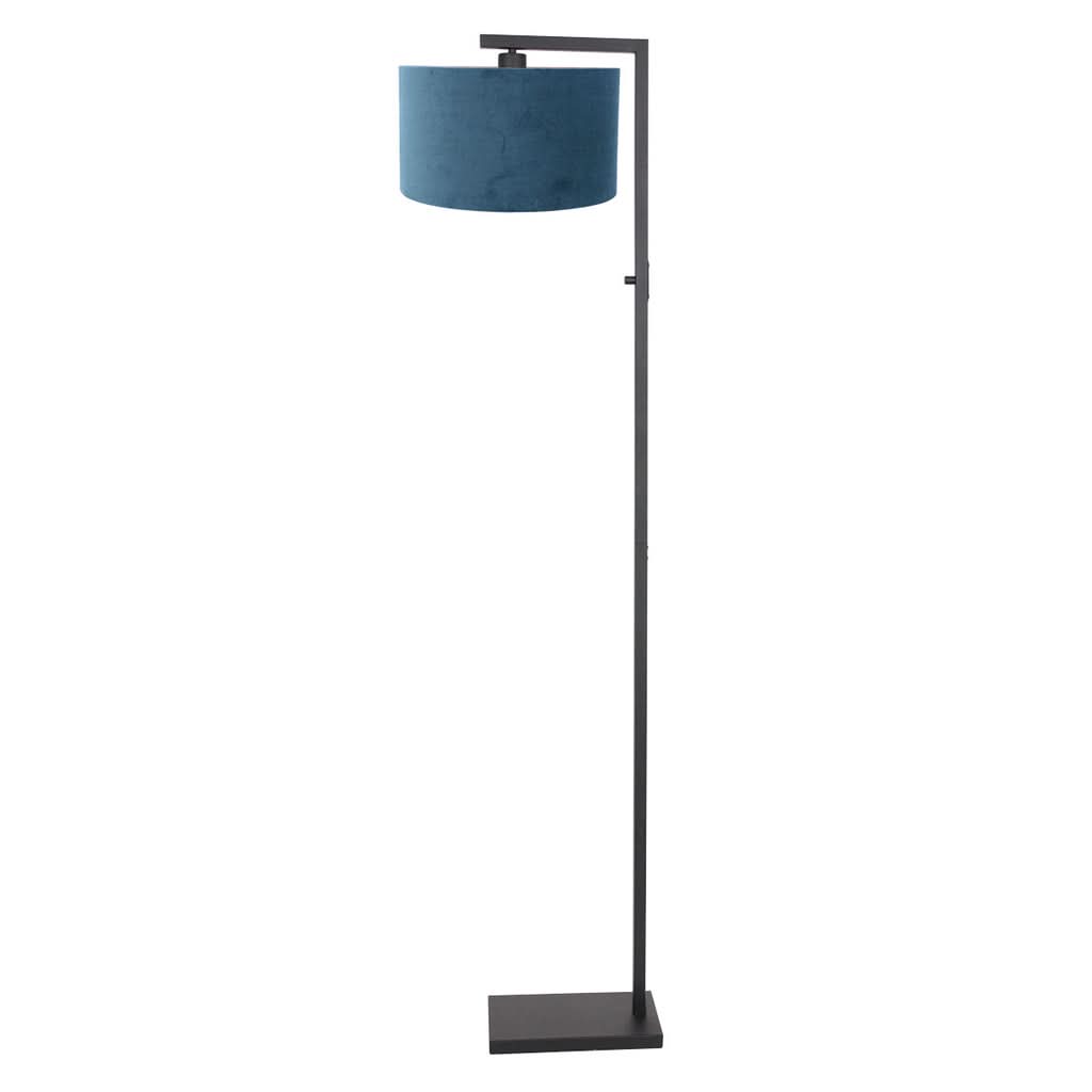 Lampadaire noir avec abat-jour cylindrique bleu en velours, vue de face sur fond blanc.