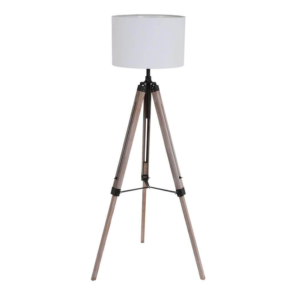 Lampe sur pied entière de face avec abat-jour blanc et piètement tripode en bois clair