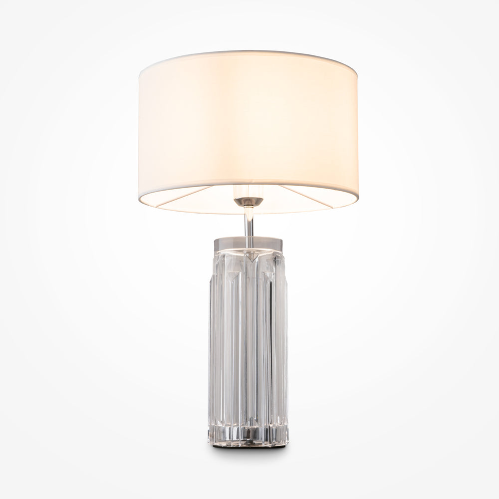 Lampe de chevet en verre strié et abat-jour cylindrique blanc, vue de face sur fond neutre