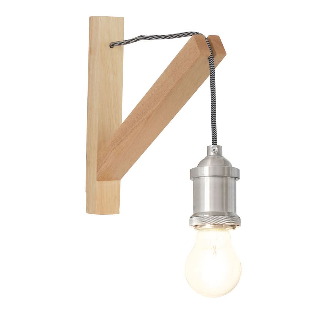 Luminaire mural en bois clair avec douille métallique et ampoule allumée sur fond blanc.