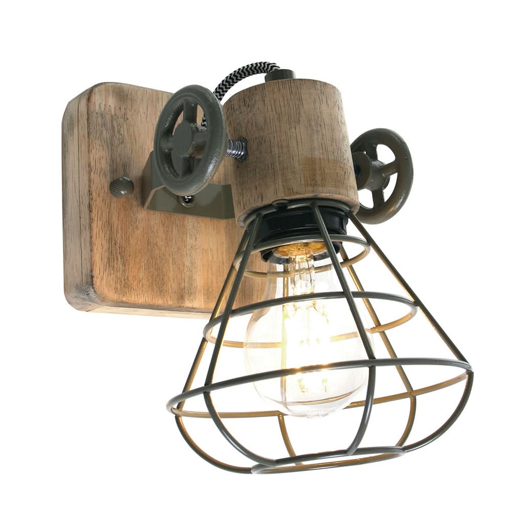Applique murale en bois clair avec cage métallique et ampoule Edison allumée.