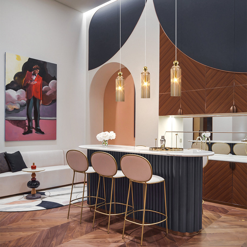Mise en ambiance trois suspensions au-dessus d'un bar de cuisine, intérieur chic