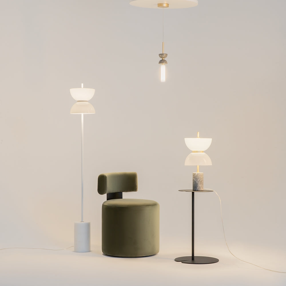 Mise en ambiance dans un intérieur avec fauteuil vert et autres luminaires assortis