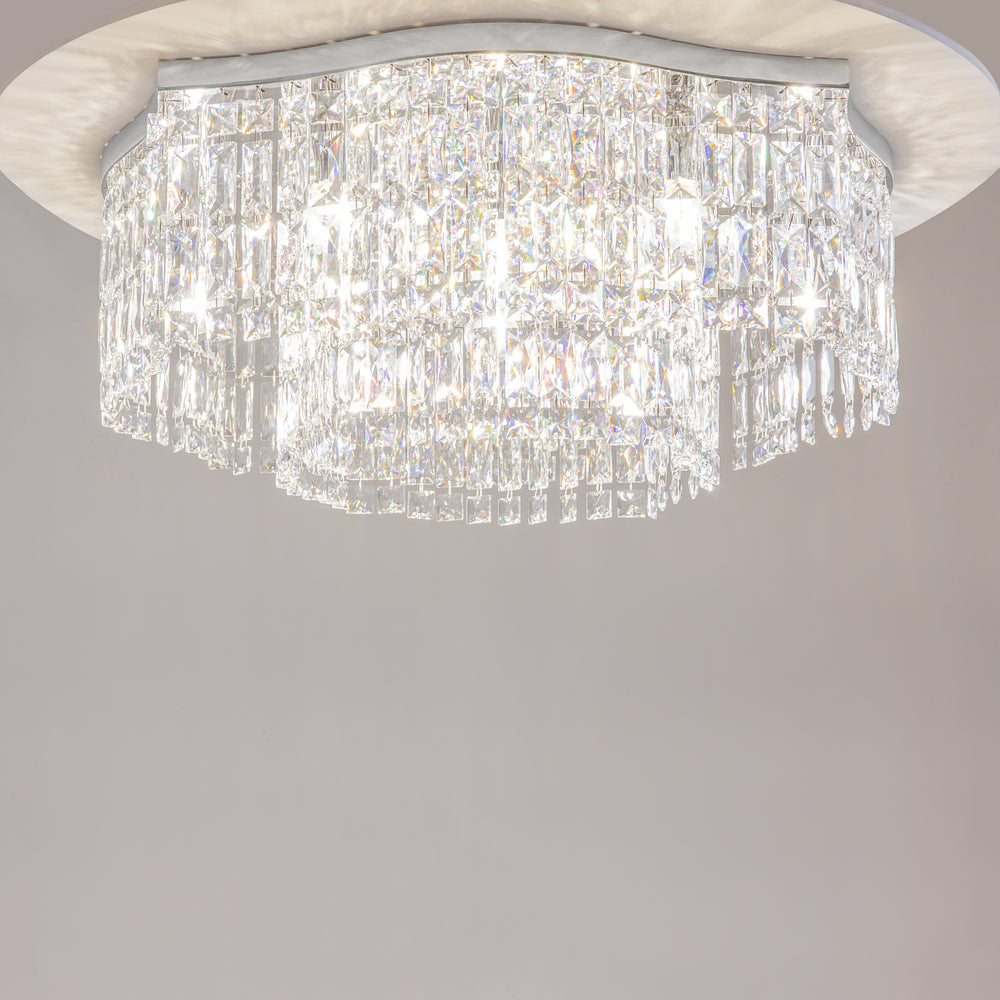 Gros plan des prismes illuminés projetant des reflets irisés sur le plafond