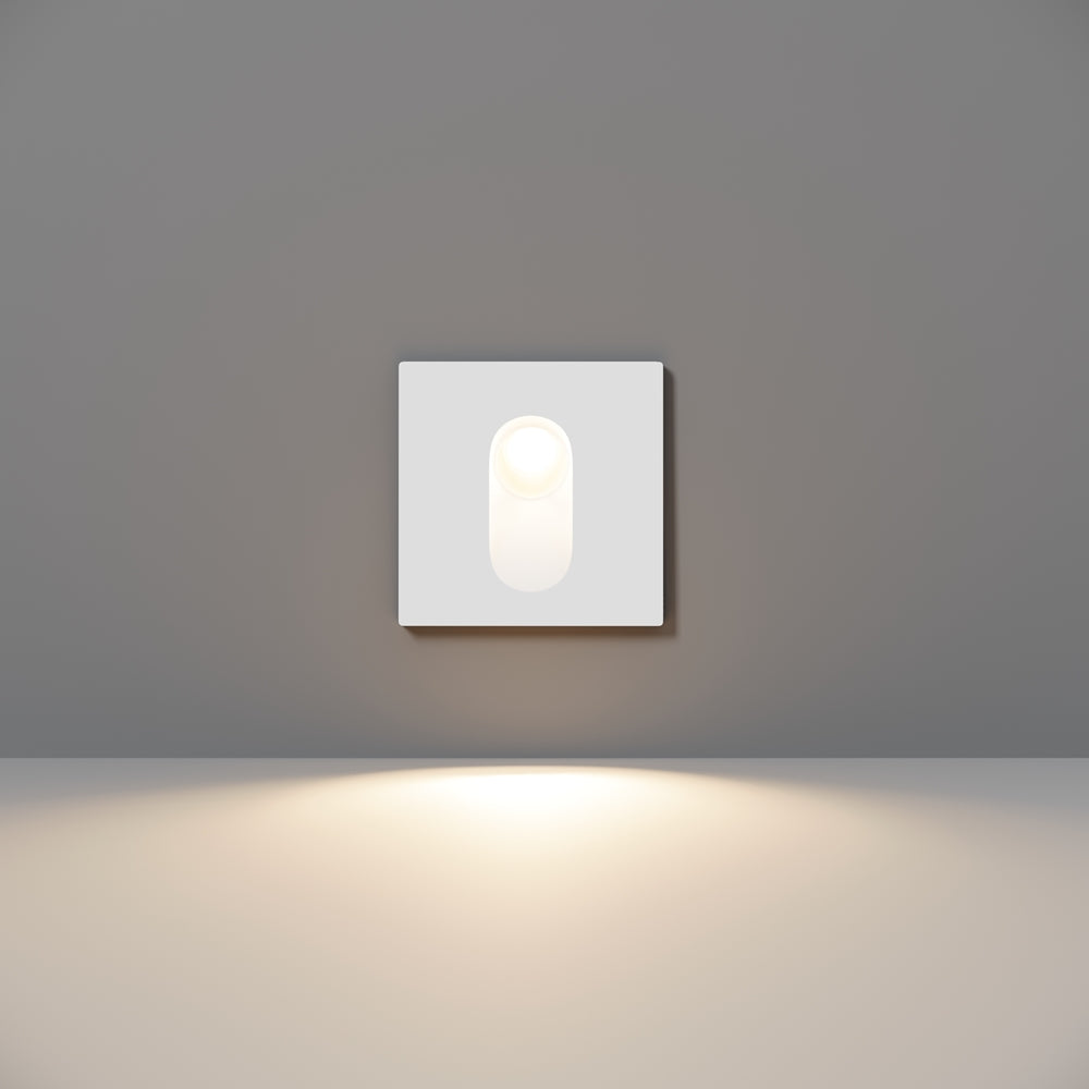 Applique murale blanche carrée avec diffuseur ovale illuminé, vue de face.