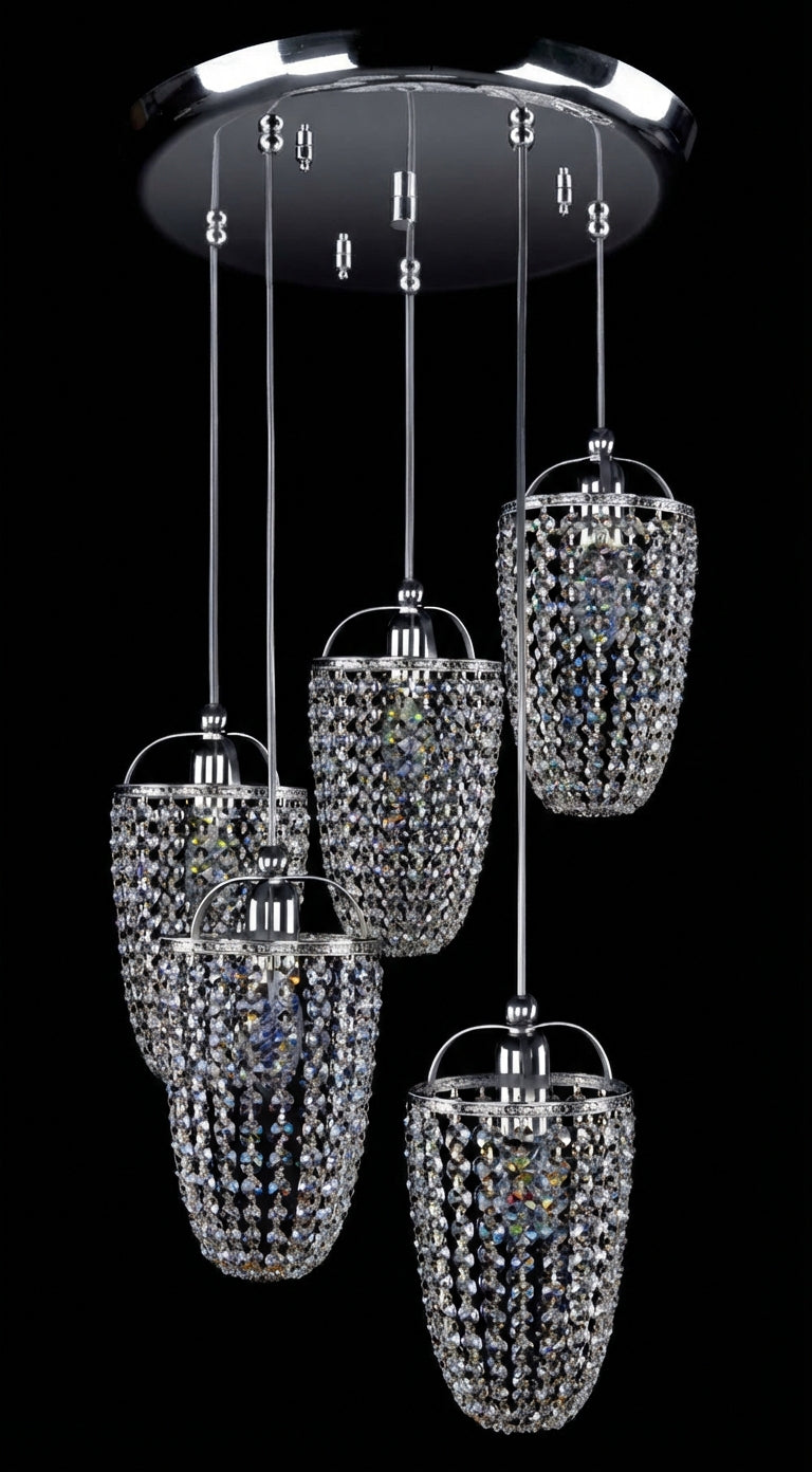 Version chromée du luminaire, cinq suspensions cristallines sur fond noir