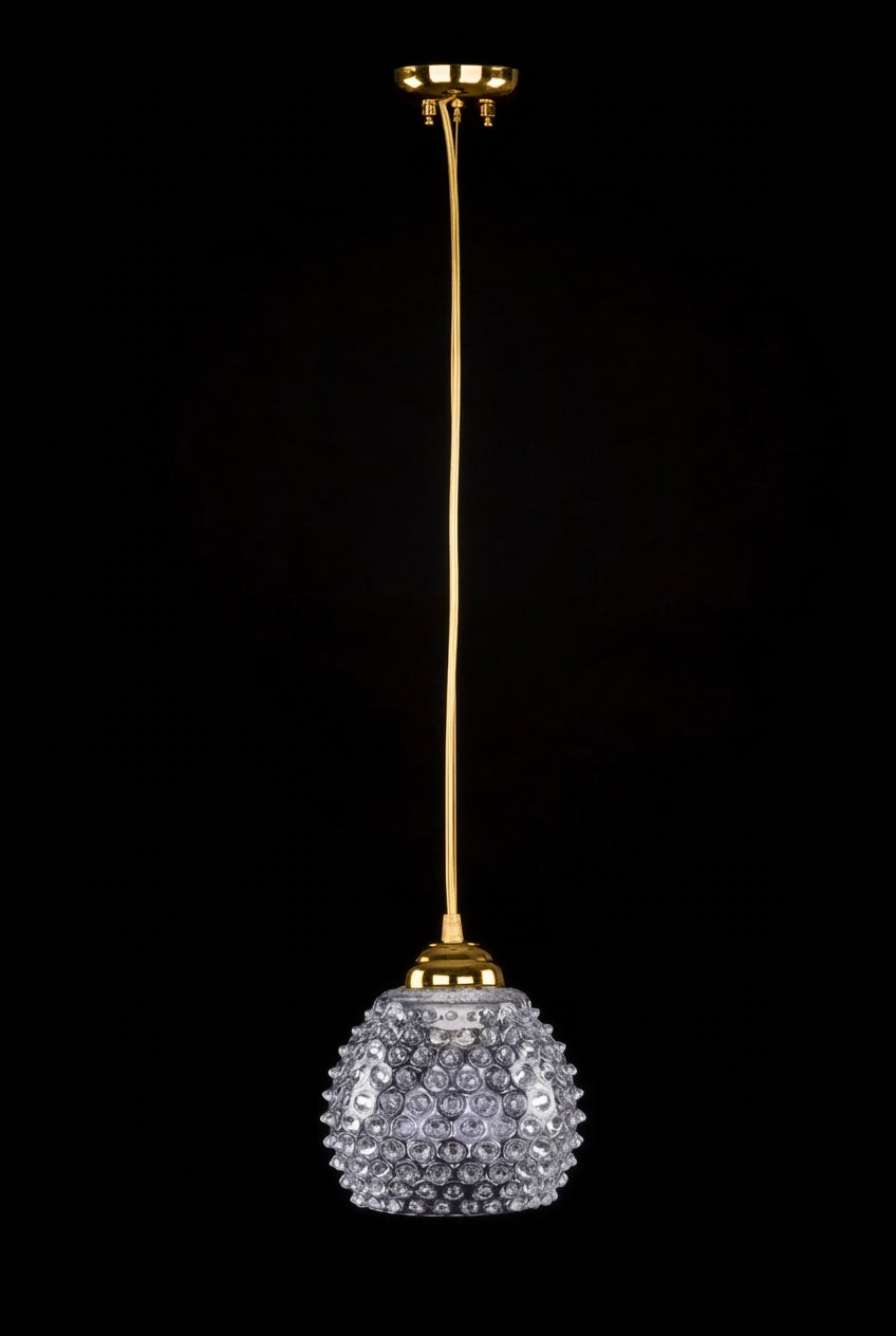Suspension dorée, câble tressé et diffuseur sphérique en verre orné de perles