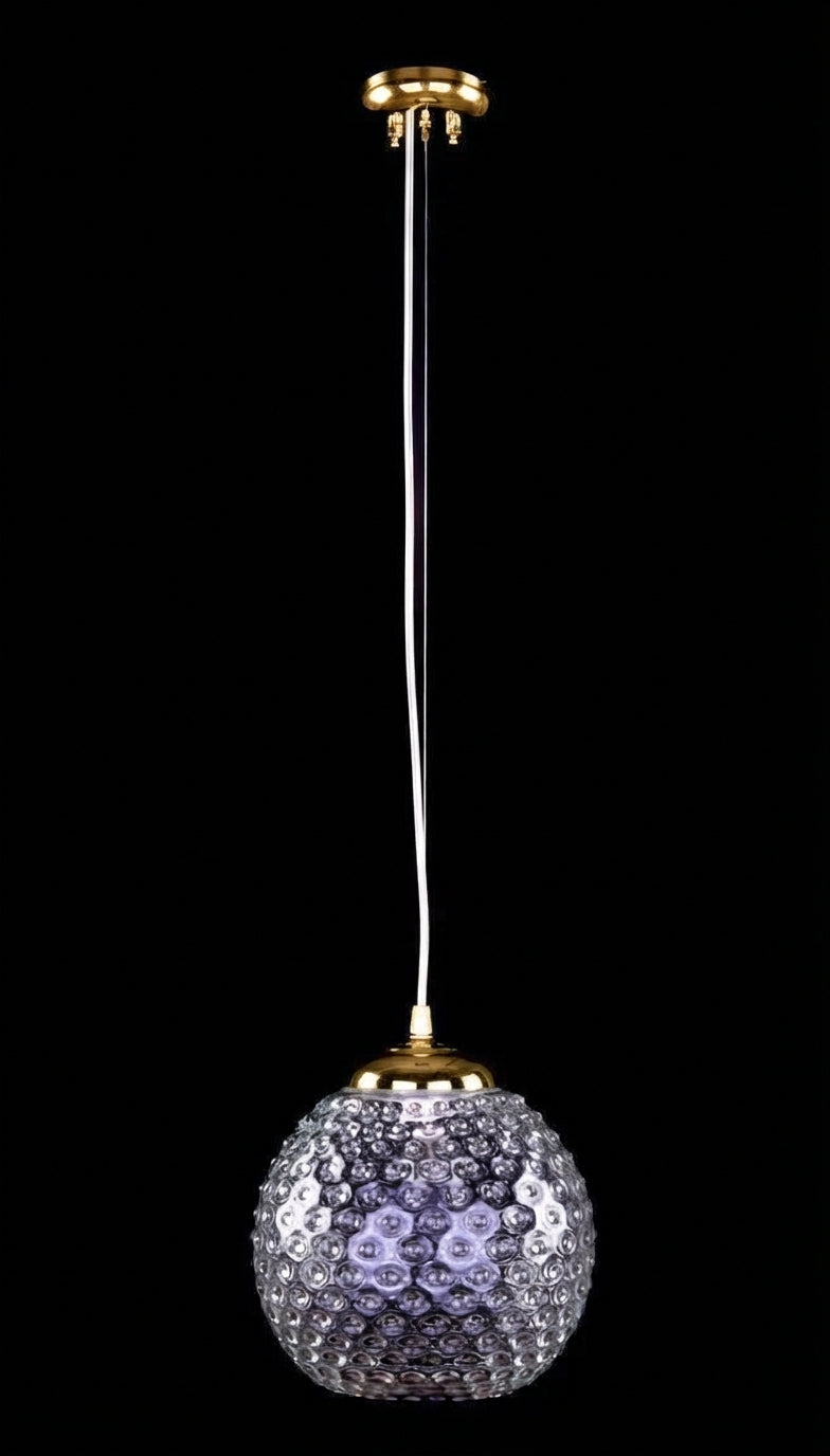 Suspension boule en verre moucheté, finition dorée, sur fond noir uni