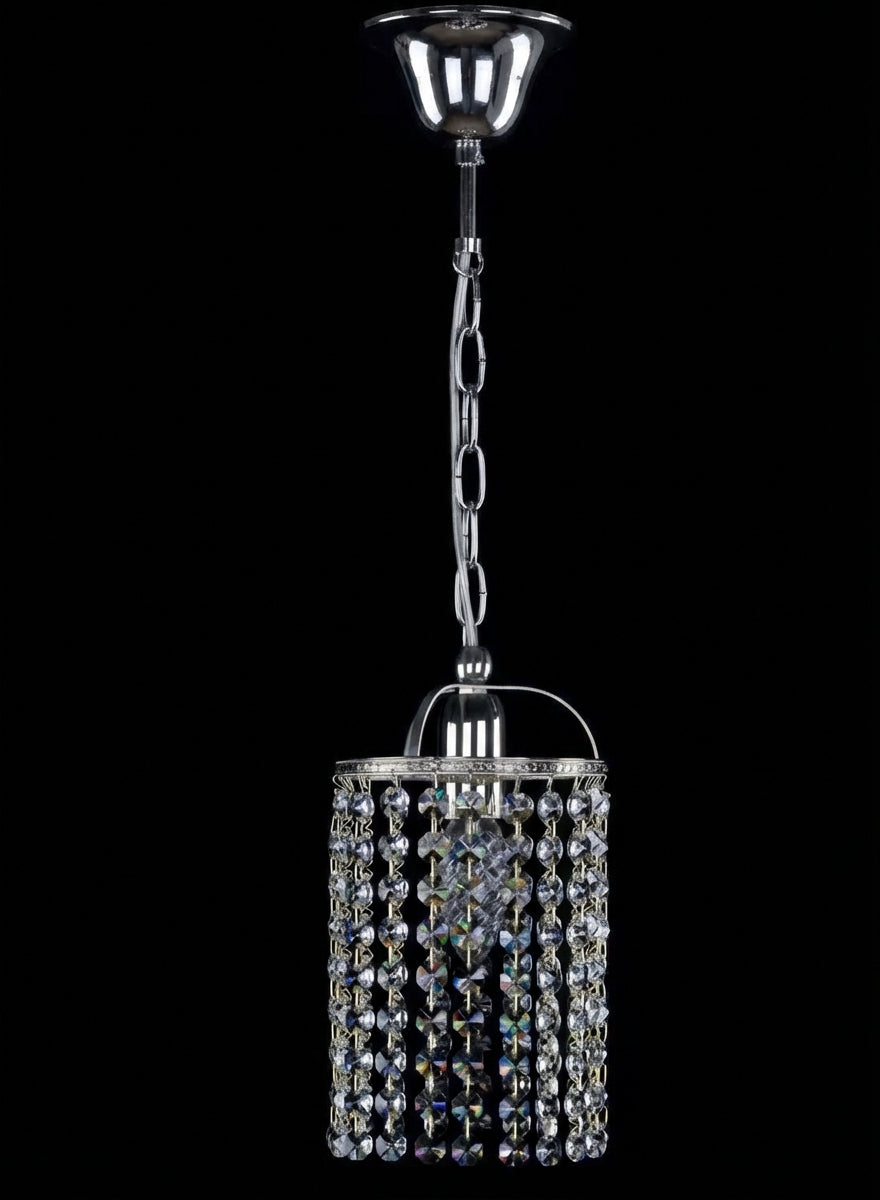 Même luminaire en finition chromée, détail du câble et de la chaîne de fixation