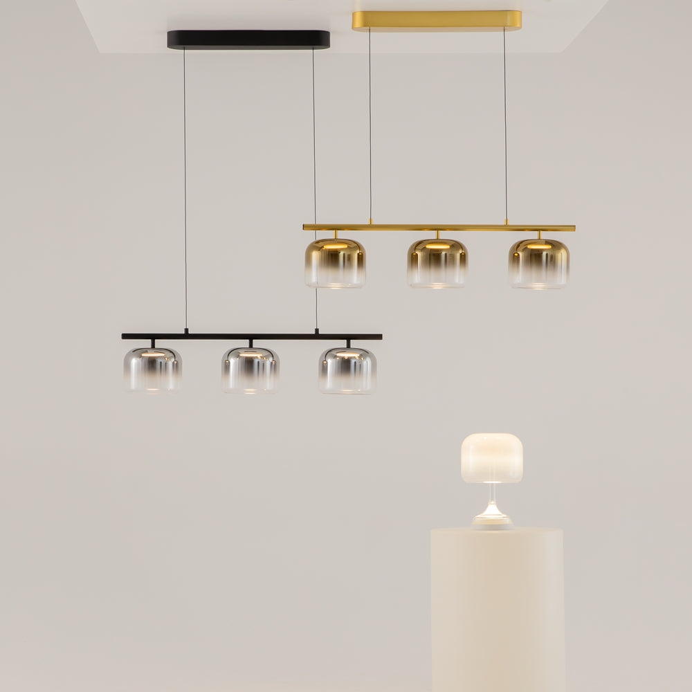 Mise en ambiance avec versions suspension dorée et noire et la lampe sur socle