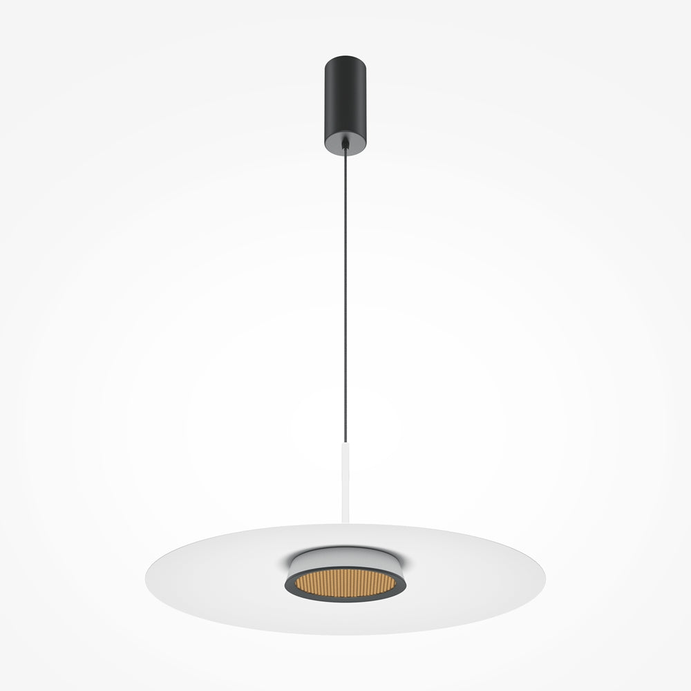 Vue de face du luminaire suspendu, grand disque blanc et diffuseur central en cannage