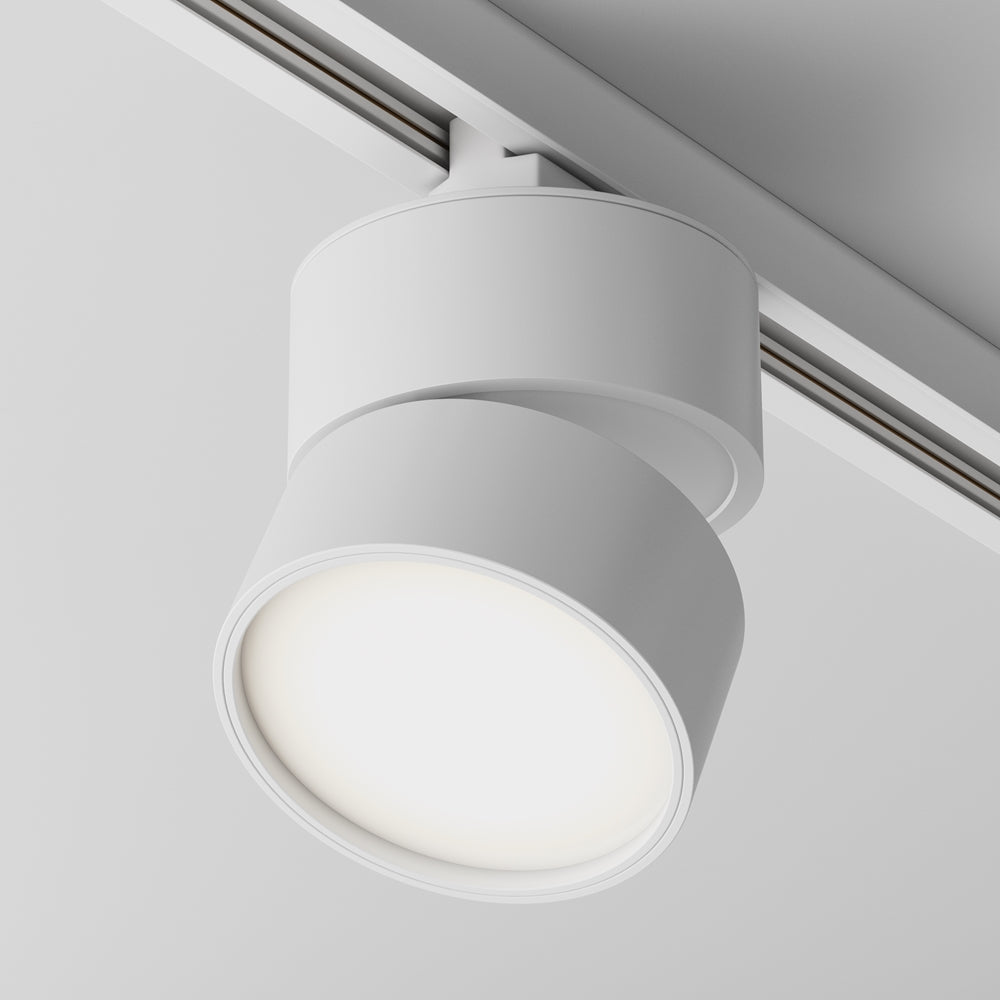 Spot blanc sur rail vu de face sous le plafond