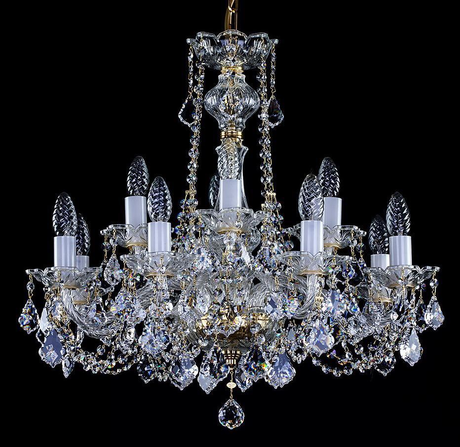 Lustre en cristal de face sur fond noir, bras et pendeloques visibles