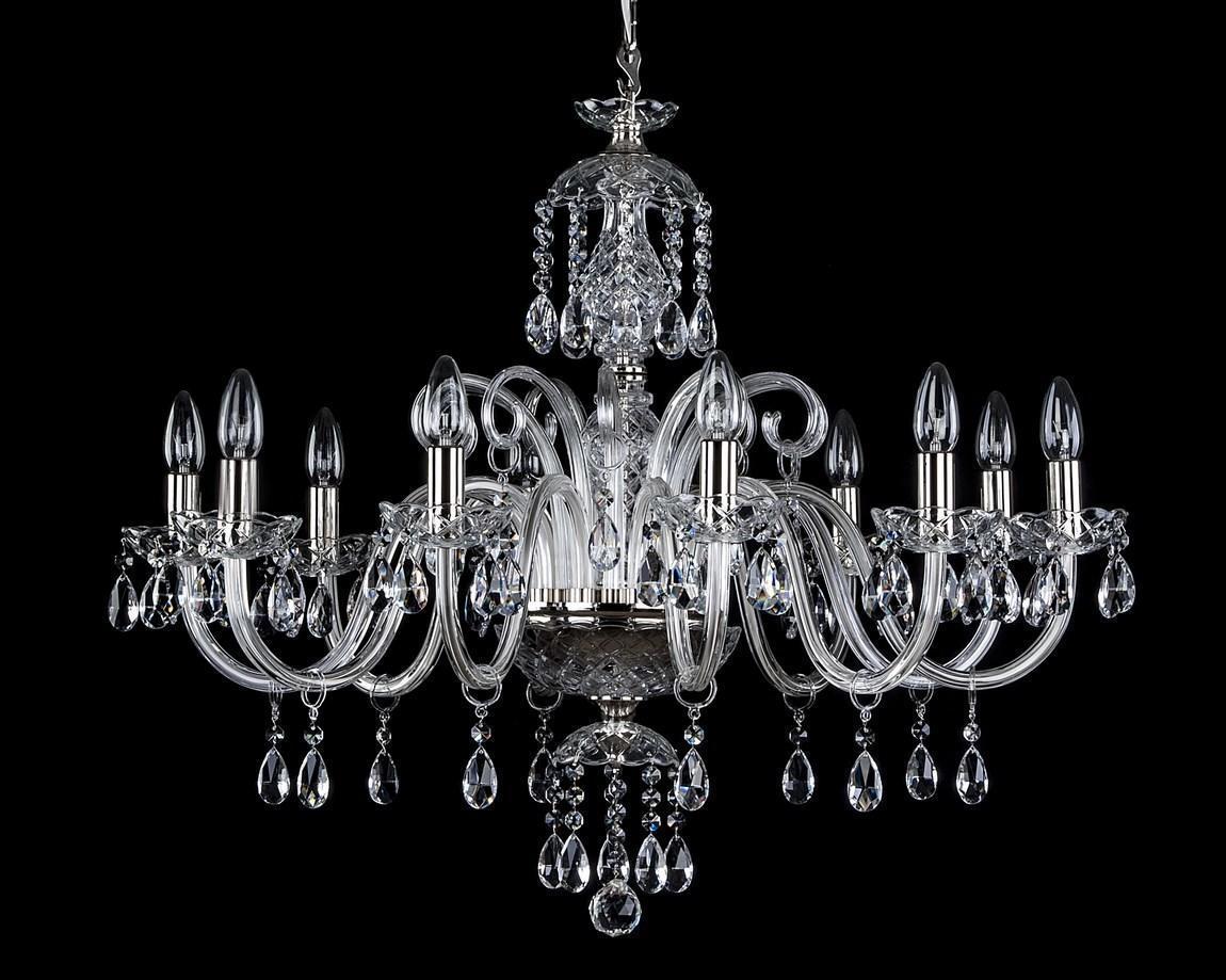 Lustre en cristal de face sur fond noir, bras recourbés et pendeloques