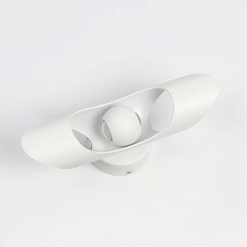 Vue de trois quarts d'une applique blanche non allumée, ampoule sphérique visible au centre.