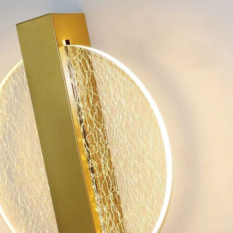 Plan serré sur le disque craquelé illuminé, dégradé de lumière jaune chaude.