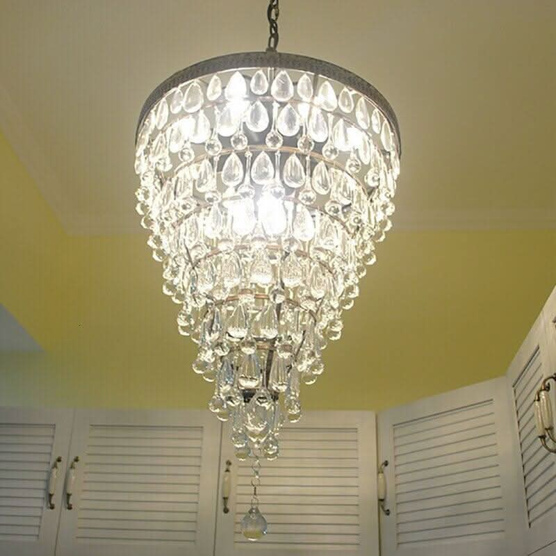 Vue en contre-plongée du luminaire allumé, plafond jaune et volets blancs