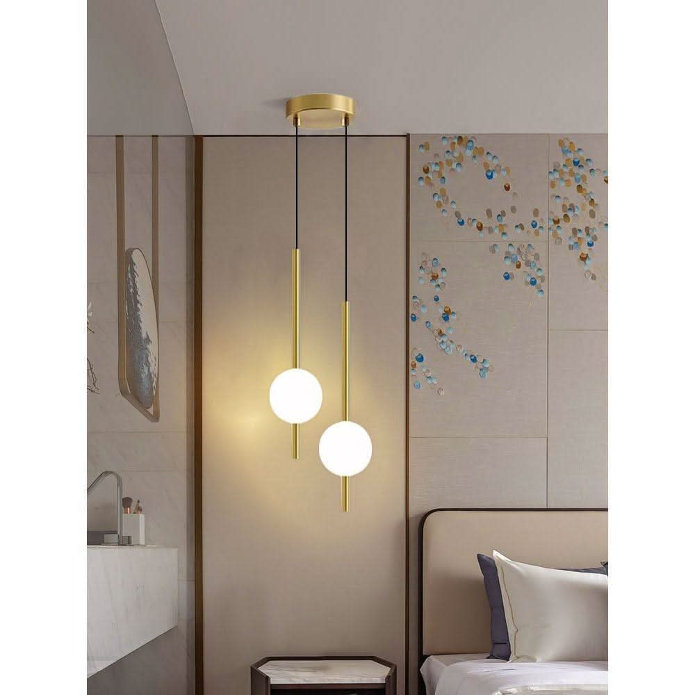 Vue d'ensemble dans une chambre avec mur décoré, deux globes suspendus au-dessus du chevet