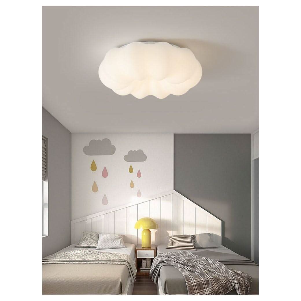 Luminaire nuage fixe au plafond d'une chambre d'enfants aux nuages peints