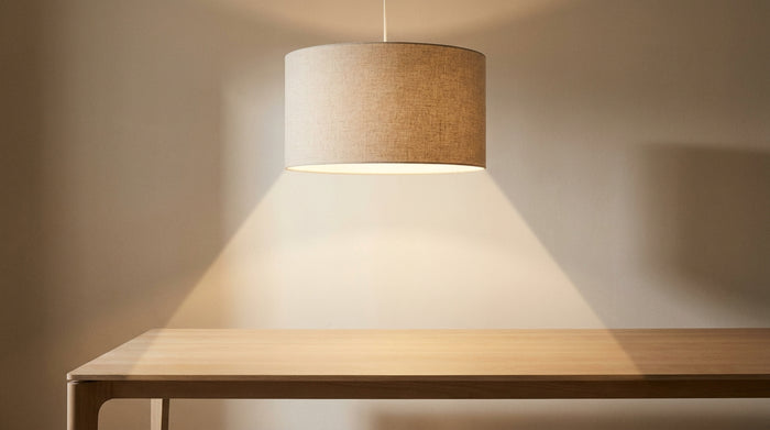 Wie montiert man einen Lampenschirm an der Decke?