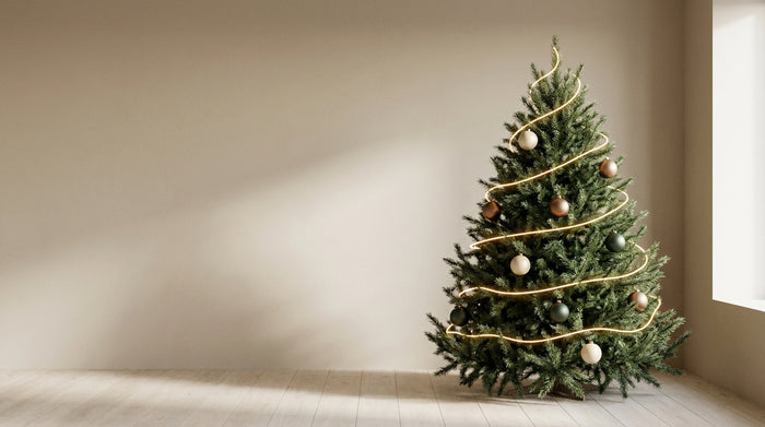 Wie bringt man eine Lichterkette an einem Weihnachtsbaum an?